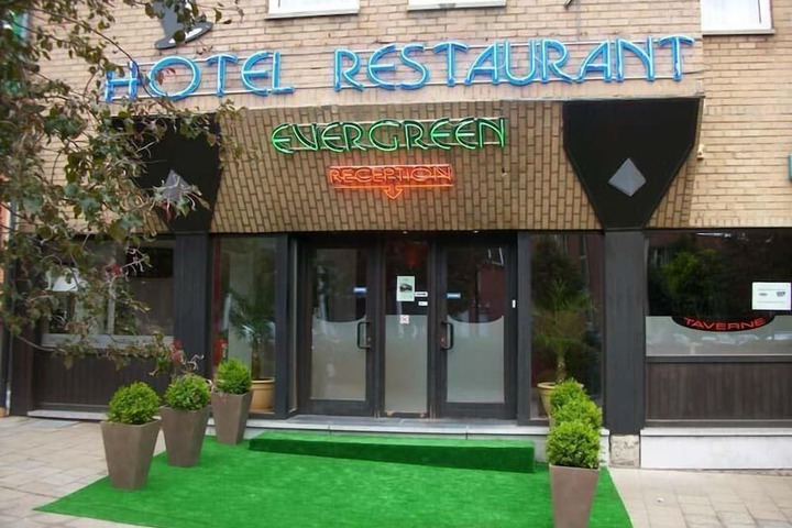 Exterior of Hotel Evergreen