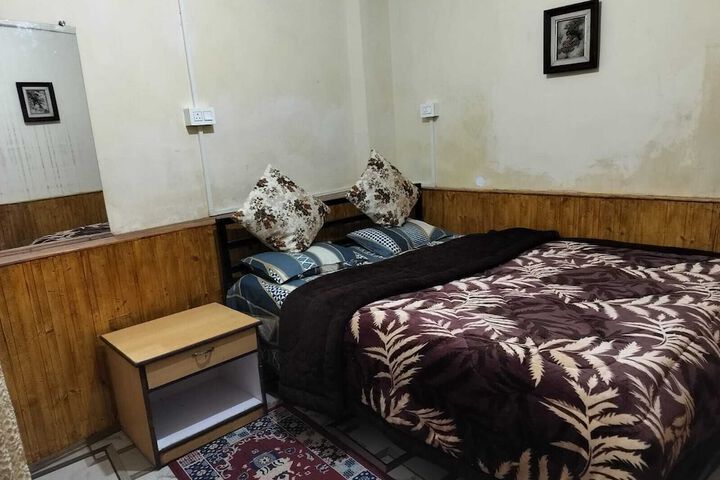 Room 16 of 77