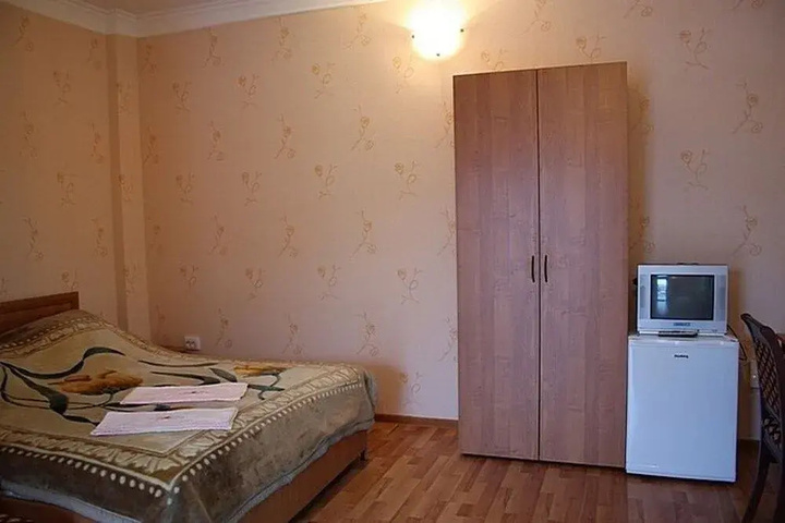 Room 4 of 9
