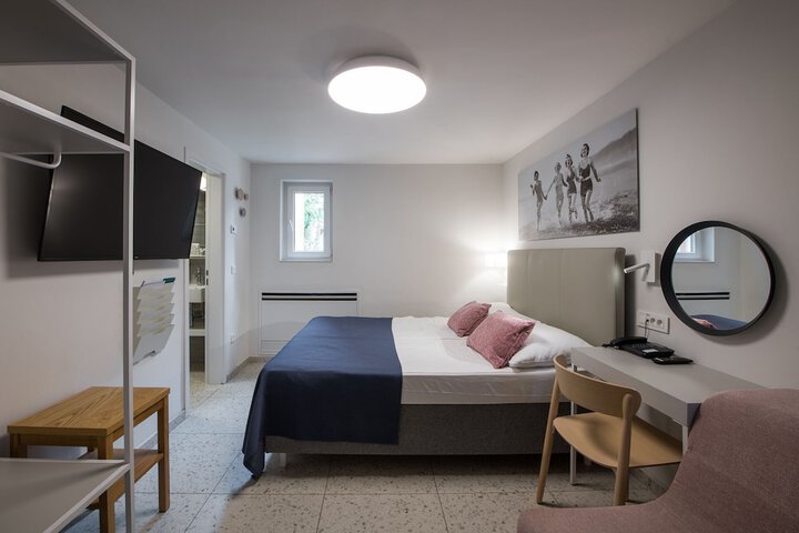 Room 13 of 120
