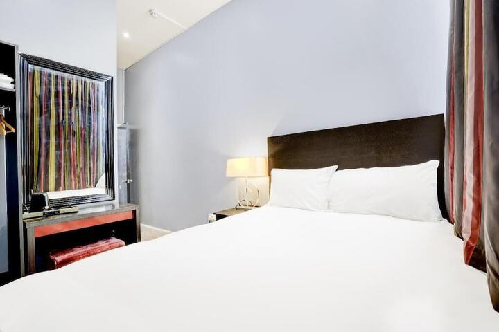 Room 2 of 37