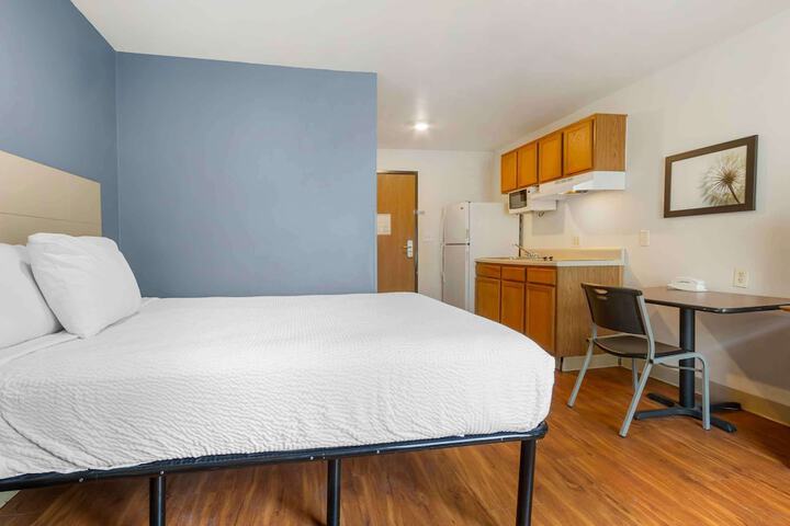 Standard Studio 1 Queen Bed (9 of 11)