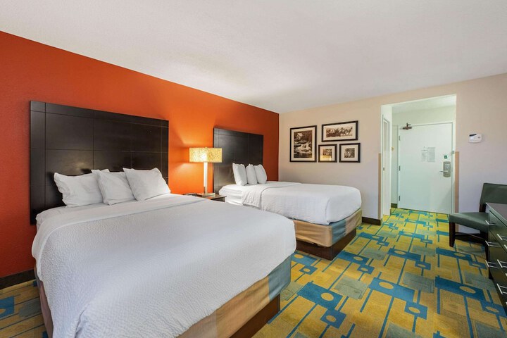 2 Double Beds (1 of 5)