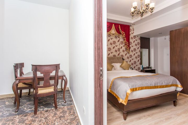 Room 14 of 110