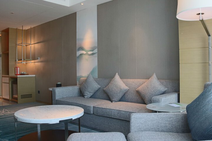 Room 8 of 90