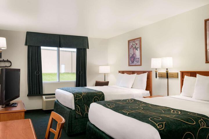 1 Queen Bed (1 of 11)
