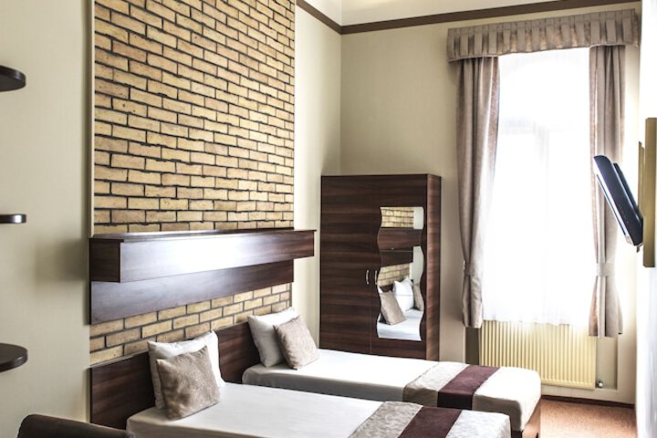 Room 12 of 38