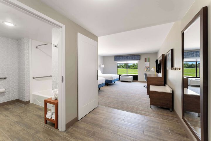 2 Queen Beds Beds Accessible (6 of 14)