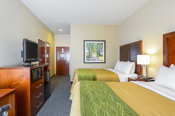 2 Queen Beds (2 of 9)
