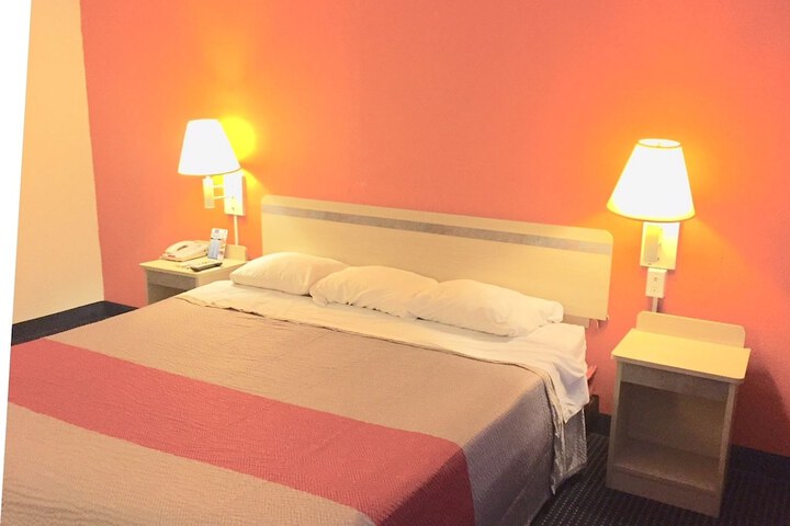 1 King Bed (5 of 8)