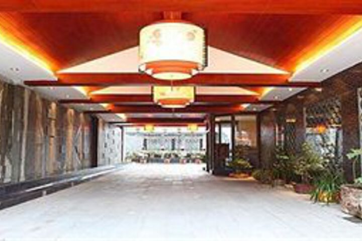 Ballroom/Hall 15 of 18