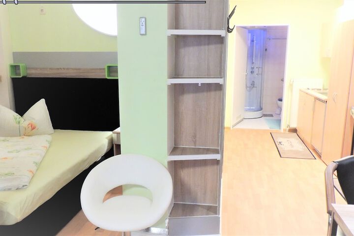 Room 80 of 272