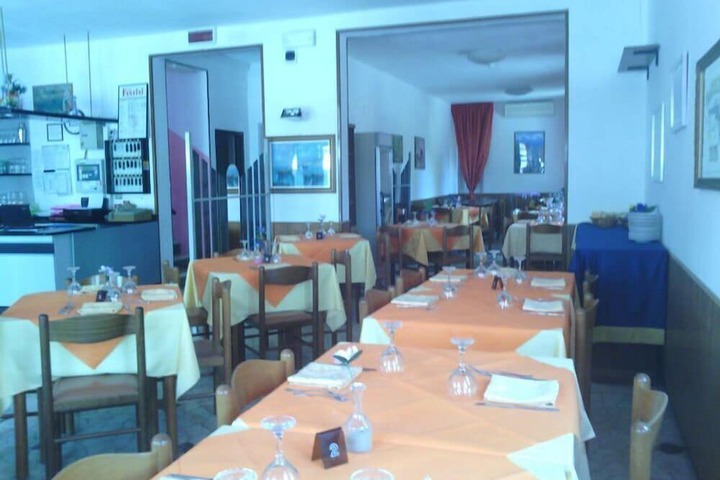 Dining 8 of 16