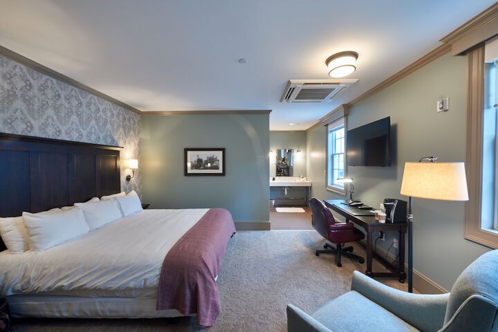 Premier King Bed Hill View (22 of 30)