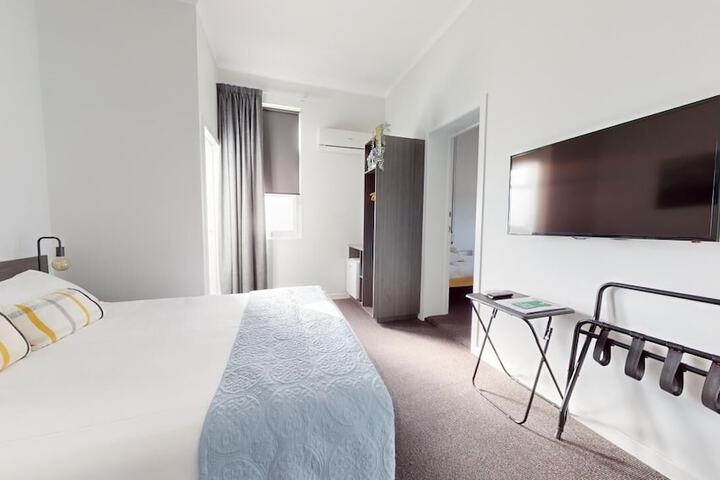 Room 5 of 16