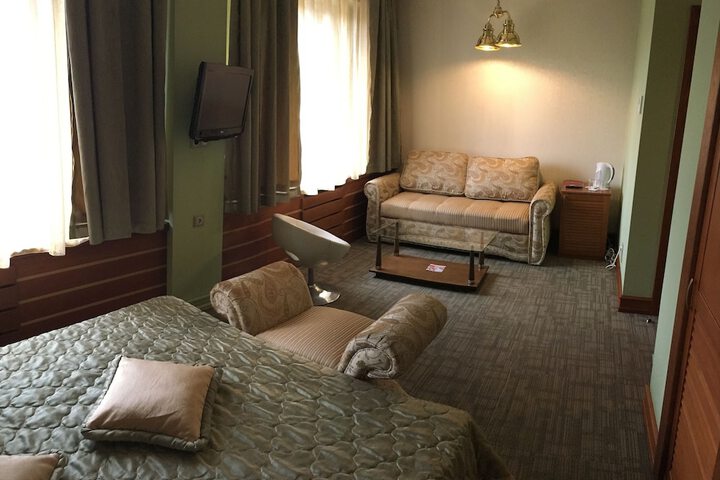 Room 9 of 75