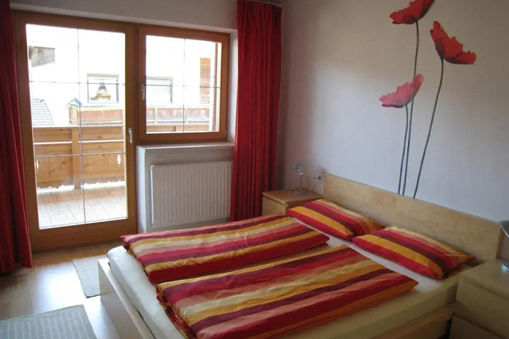 Room 4 of 9