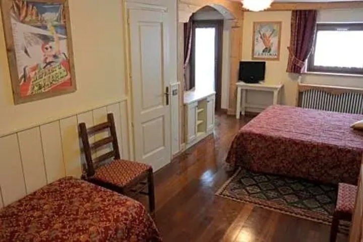 Room 2 of 9