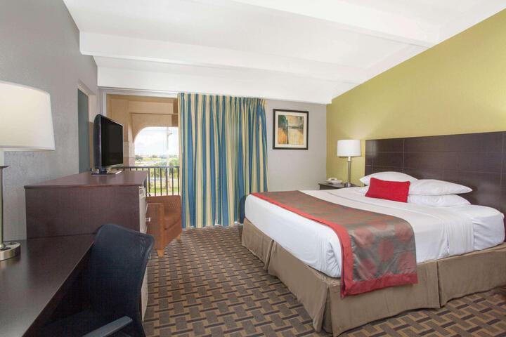 1 King Bed (4 of 14)