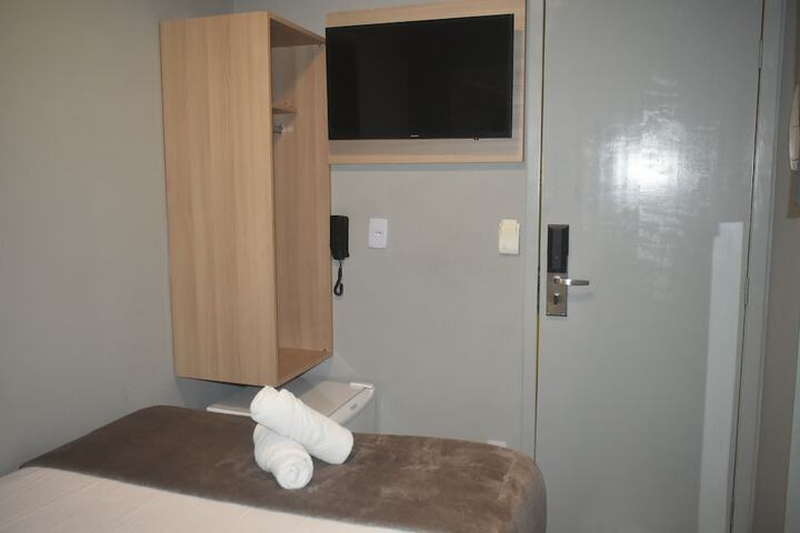 Room 13 of 33