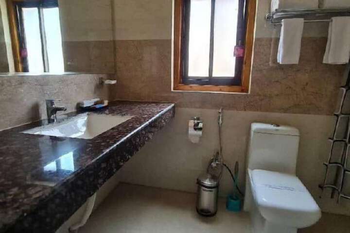 Room 4 of 8