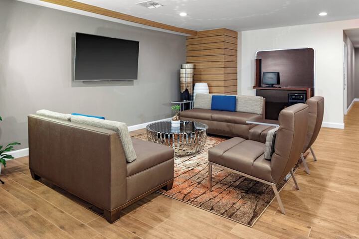 Lobby lounge