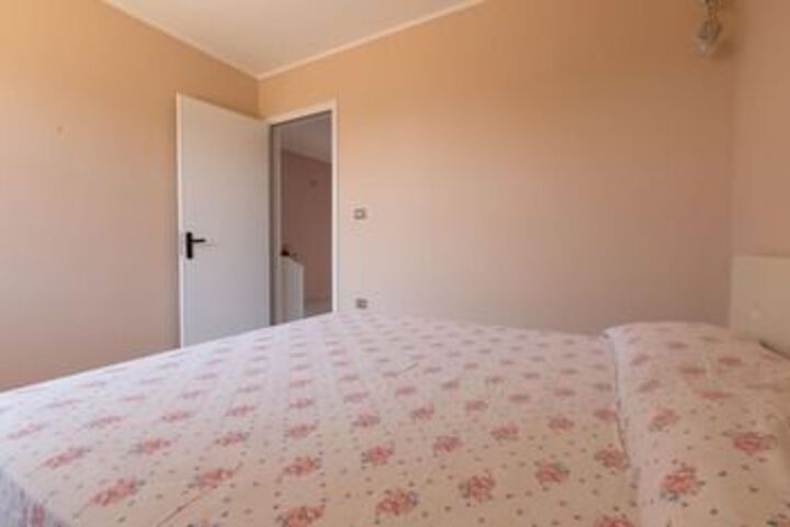 Room 12 of 38