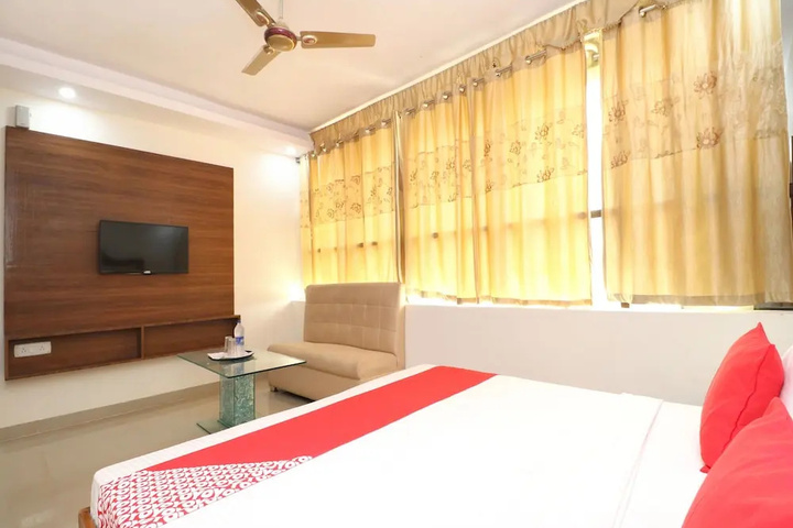 Room 4 of 16