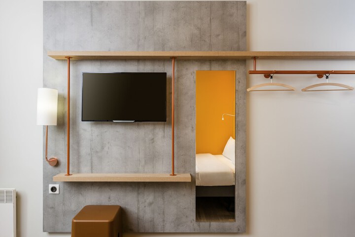 Room 18 of 37