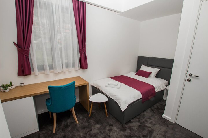 Room 12 of 76