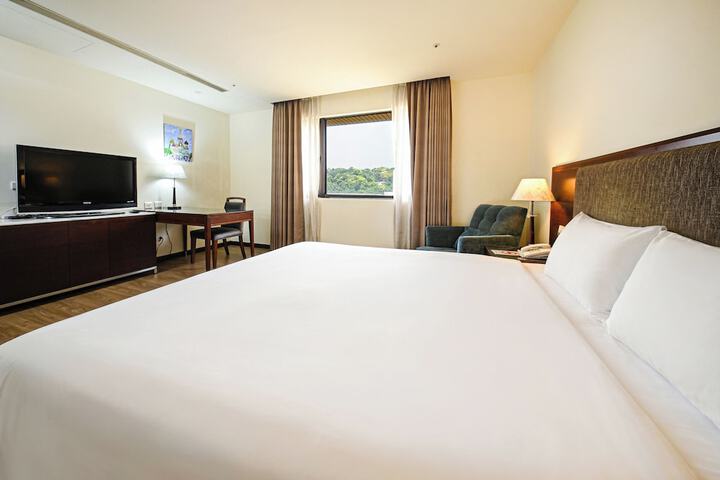 Room 4 of 72