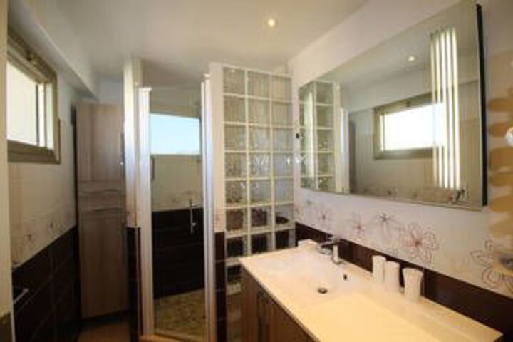 Room 2 of 10