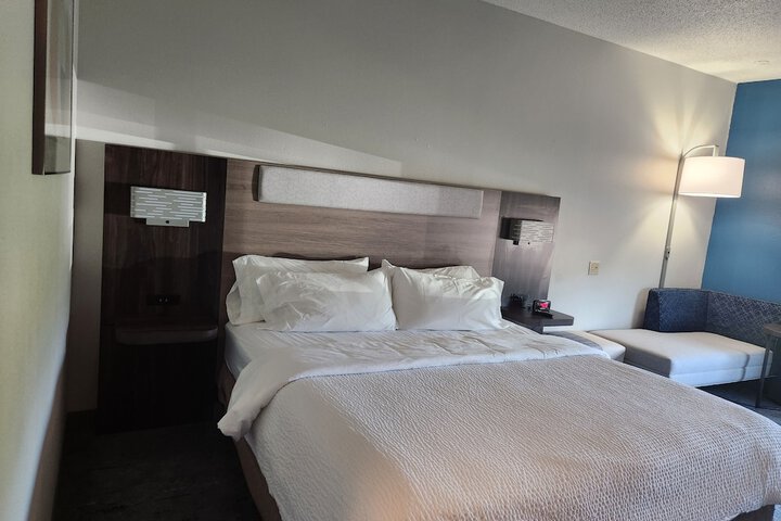 1 King Bed (6 of 20)