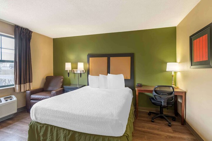 Studio Accessible Queen Size Bed (6 of 13)