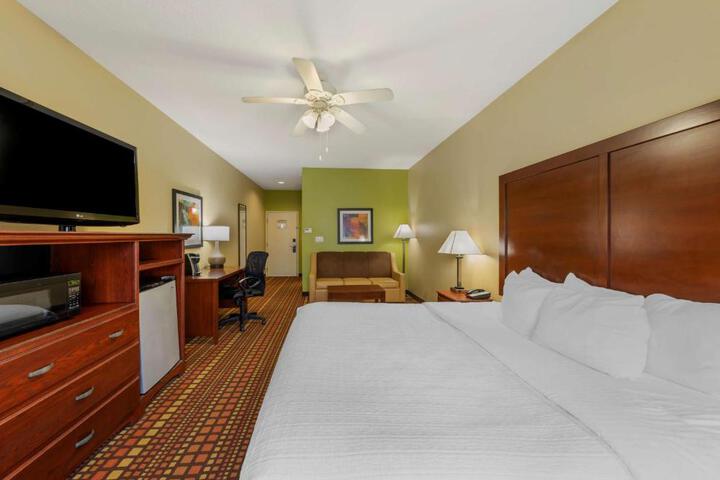 1 King Bed Executive Room 42 Inch LCD Television Microwave and Refrigerator Sofa Bed Full Breakfast (13 of 14)