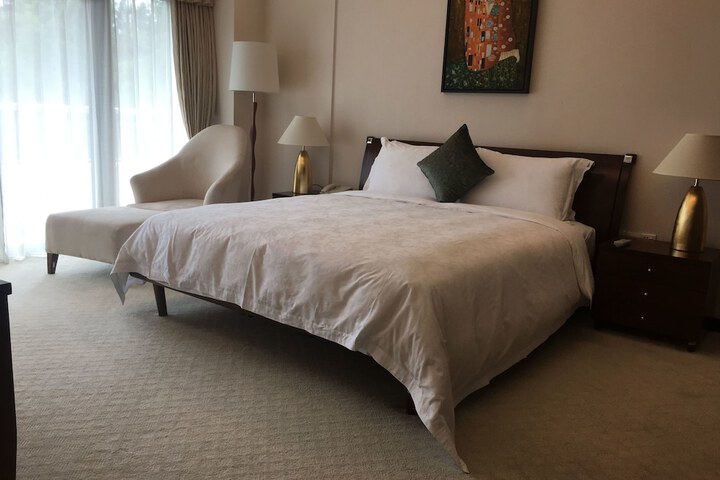 Room 8 of 110