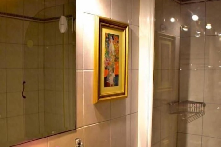 Room 34 of 40