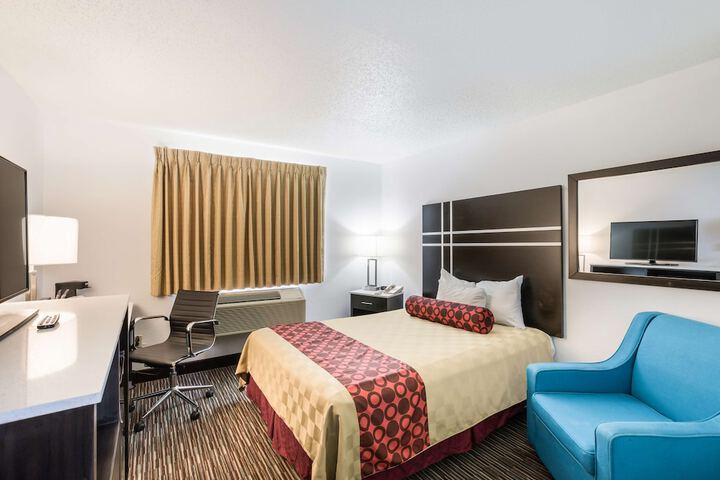 1 Queen Bed (3 of 13)