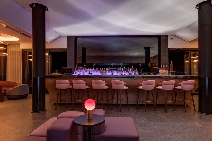 Lounge 165 of 177