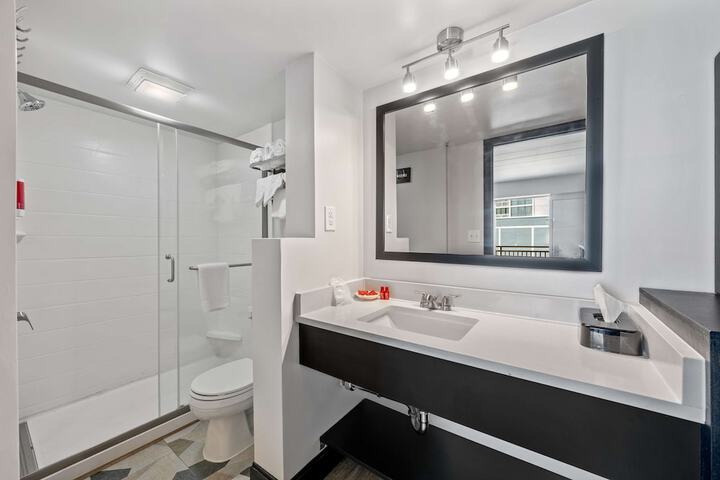1 King Bed Microwave and Refrigerator Flat Screen Television Work Desk High Speed Internet Accessible Continental Breakfast (1 of 10)
