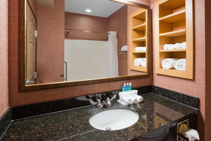 Standard 2 Queen Beds Accessible (17 of 23)