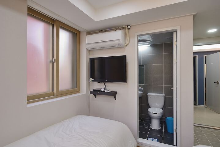 Room 14 of 48