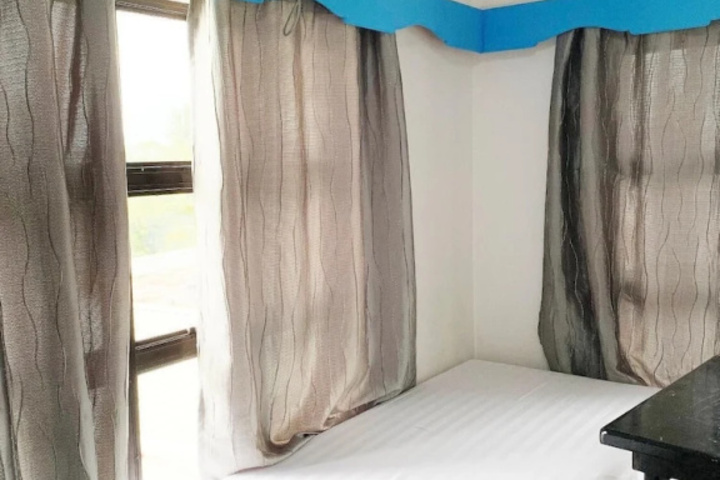 Room 6 of 12
