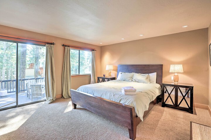 North Lake Tahoe Cabin: 4 Mi to the Beach!