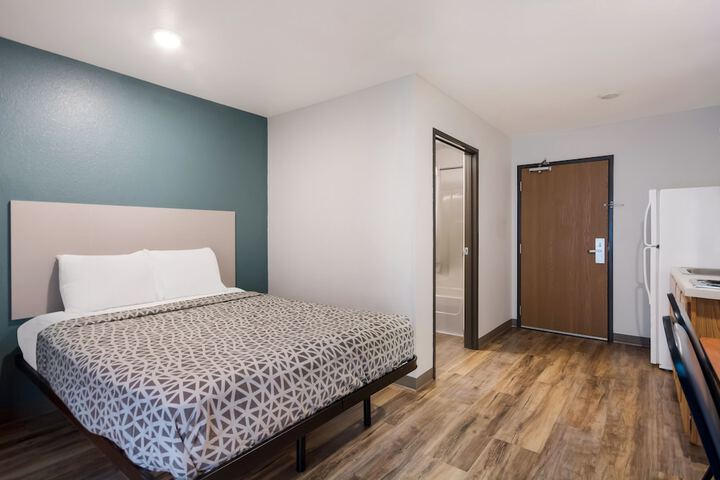 1 Queen Bed Suite (10 of 11)