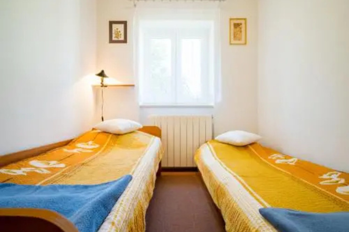 Room 5 of 13