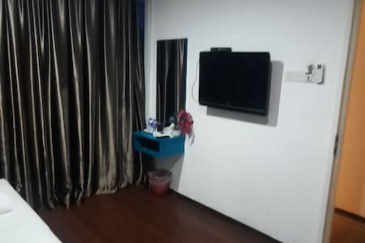 Room 11 of 28