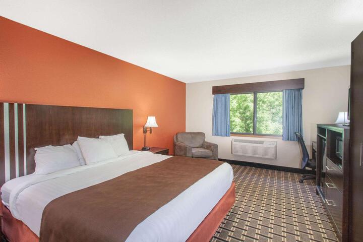 1 King Bed (2 of 4)