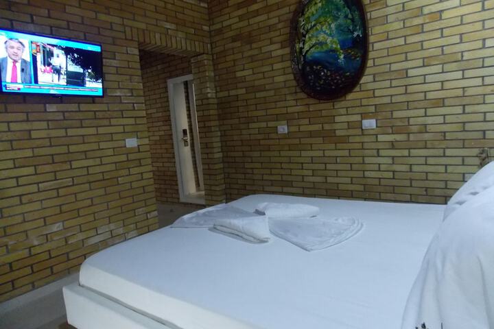 Room 8 of 123
