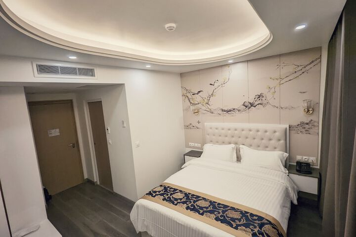 Room 5 of 37